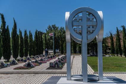 Грузия, Тбилиси. Мемориал, посвященный солдатам, погибшим  в вооруженном конфликте Грузии с Россией в 2008 году на  кладбище Мухатгверди.