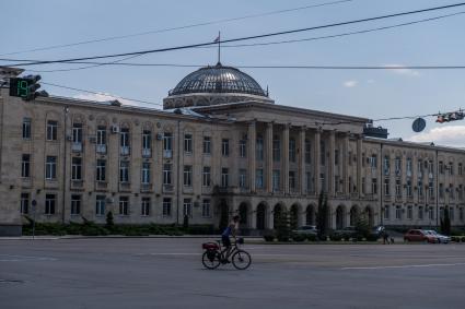 Грузия,  Гори.   Здание мэрии на площади Сталина.