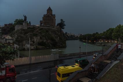 Грузия. Тбилиси.  Вид на храм  Метехи и  реку Кура  в Старом городе.