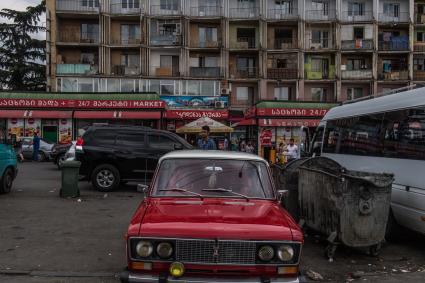 Грузия, Тбилиси.   На одной из улиц города.