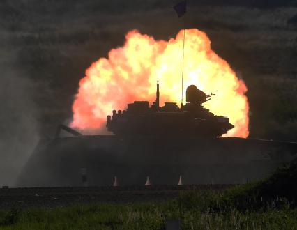 Московская область. Танк Т-72Б3 во время финальной эстафеты международного конкурса `Танковый биатлон` в рамках Армейских международных игр - 2018 на полигоне Алабино.