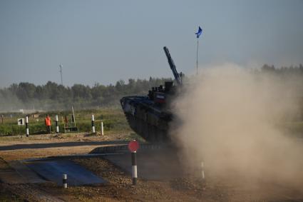 Московская область.   Танк  Т-72Б3  команды армии России во время финальной эстафеты международного конкурса `Танковый биатлон` в рамках Армейских международных игр - 2018 на полигоне Алабино.