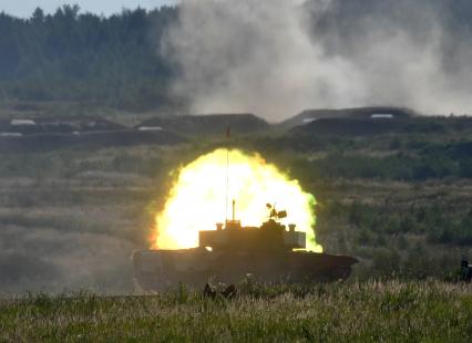 Московская область. Танк Т-72Б3 во время финальной эстафеты международного конкурса `Танковый биатлон` в рамках Армейских международных игр - 2018 на полигоне Алабино.