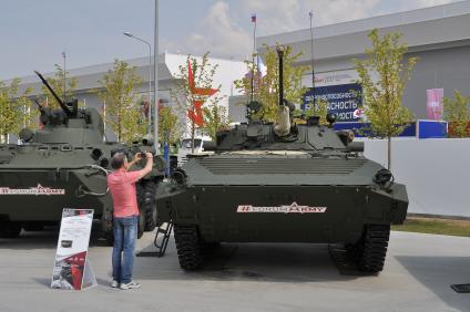 Московская область, Кубинка. Боевая машина пехоты БМП-2 на выставке военной техники в рамках международного военно-технического форума `Армия-2017` в парке `Патриот`.