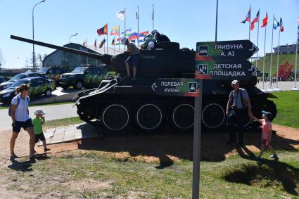 Московская область. Посетители у танка Т-34 перед началом финальной эстафеты международного конкурса `Танковый биатлон` в рамках Армейских международных игр - 2018 на полигоне Алабино.