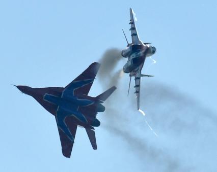 Московская область. Истребители МиГ-29 пилотажной группы `Стрижи` во время выступления перед началом финальной эстафеты международного конкурса `Танковый биатлон` в рамках Армейских международных игр - 2018 на полигоне Алабино.