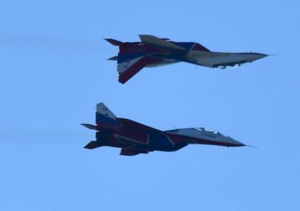 Московская область. Истребители МиГ-29 пилотажной группы `Стрижи` во время выступления перед началом финальной эстафеты международного конкурса `Танковый биатлон` в рамках Армейских международных игр - 2018 на полигоне Алабино.