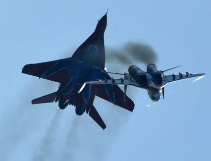 Московская область. Истребители МиГ-29 пилотажной группы `Стрижи` во время выступления перед началом финальной эстафеты международного конкурса `Танковый биатлон` в рамках Армейских международных игр - 2018 на полигоне Алабино.