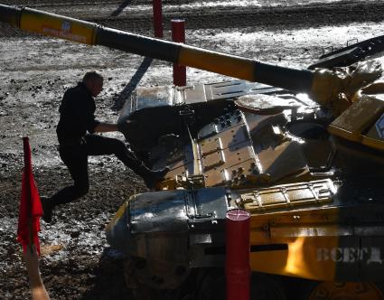 Московская область. Танк Т-72Б3 во время финальной эстафеты международного конкурса `Танковый биатлон` в рамках Армейских международных игр - 2018 на полигоне Алабино.