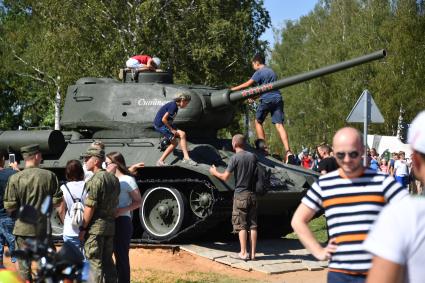 Московская область. Посетители у танка Т-34 перед началом финальной эстафеты международного конкурса `Танковый биатлон` в рамках Армейских международных игр - 2018 на полигоне Алабино.
