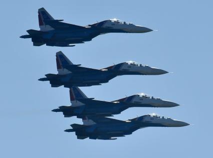 Московская область. Истребитель Су-30 СМ во время выступления перед началом финальной эстафеты международного конкурса `Танковый биатлон` в рамках Армейских международных игр - 2018 на полигоне Алабино.