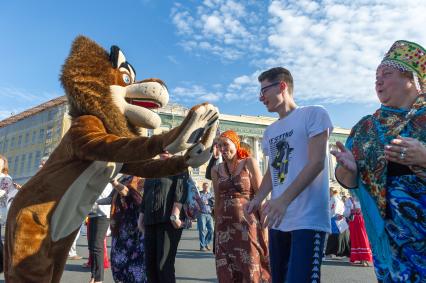 Санкт-Петербург. Участники `Большого хоровода мира` на Дворцовой площади.