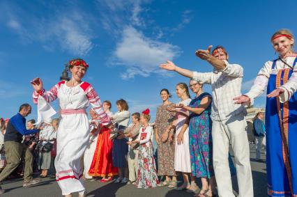 Санкт-Петербург. Участники `Большого хоровода мира` на Дворцовой площади.