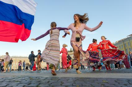 Санкт-Петербург. Участники `Большого хоровода мира` на Дворцовой площади.