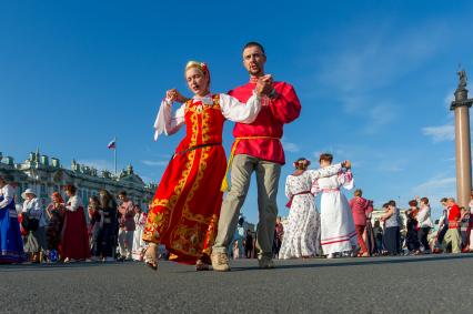 Санкт-Петербург. Участники `Большого хоровода мира` на Дворцовой площади.