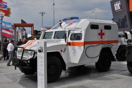 Московская область, Кубинка. Бронированный медицинский автомобиль (БМА) `Тигр` на выставке военной техники в рамках международного военно-технического форума `Армия-2017` в парке `Патриот`.