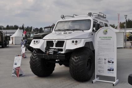 Московская область, Кубинка. Армейский вездеход ТРЭКОЛ-39294 на выставке военной техники в рамках международного военно-технического форума `Армия-2017` в парке `Патриот`.