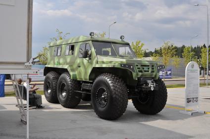 Московская область, Кубинка. Пассажирский вездеход ВТС ТРЭКОЛ 1600 `Хаски` на выставке военной техники в рамках международного военно-технического форума `Армия-2017` в парке `Патриот`.