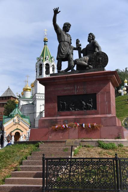 Нижний Новгород. Вид на церковь Рождества Иоанна Предтечи  и памятник Минину и Пожарскому на площади Народного единства.