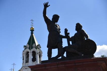 Нижний Новгород. Вид на церковь Рождества Иоанна Предтечи и памятник Минину и Пожарскому на площади Народного единства.