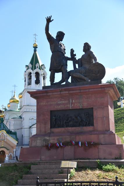 Нижний Новгород. Вид на церковь Рождества Иоанна Предтечи  и памятник Минину и Пожарскому на площади Народного единства.