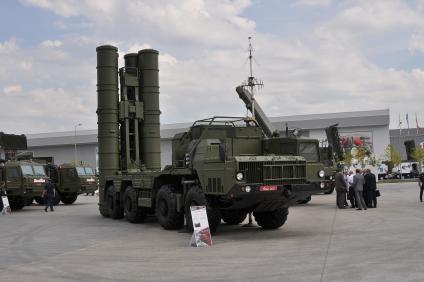 Московская область, Кубинка. Пусковая установка зенитро-ракетного комплекса С-400 `Триумф` на выставке военной техники в рамках международного военно-технического форума `Армия-2017` в парке `Патриот`.