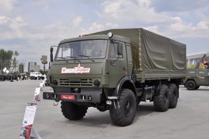 Московская область, Кубинка. Армейский автомобиль КамАЗ-53501 на выставке военной техники в рамках международного военно-технического форума `Армия-2017` в парке `Патриот`.