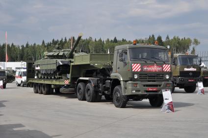 Московская область, Кубинка. Седельный тягач КамАЗ-65225-22  на выставке военной техники в рамках международного военно-технического форума `Армия-2017` в парке `Патриот`.