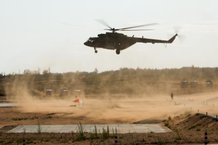 Ленинградская область. Вертолет Ми-8МТ на совместных учениях военных России и Сербии.