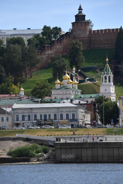 Нижний Новгород. Вид на  церковь Рождества Иоанна Предтечи и Нижегородский кремль (на втором плане).