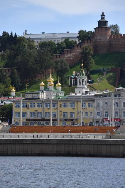 Нижний Новгород. Вид на  церковь Рождества Иоанна Предтечи и Нижегородский кремль (на втором плане).