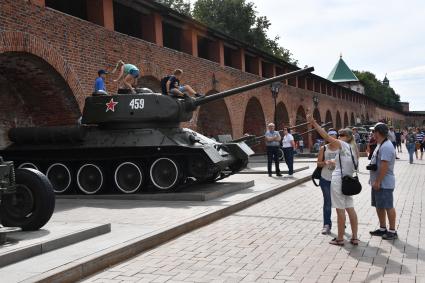 Нижний Новгород.   Танк Т-34 на территории нижегородского кремля.