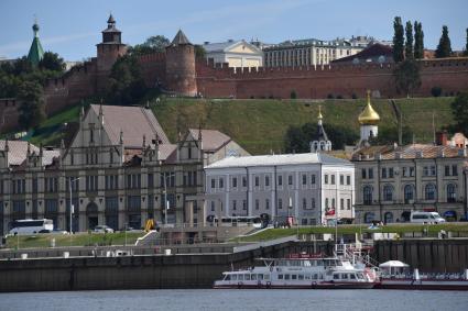 Нижний Новгород. Вид на торговый дом С.М. Рукавишникова (слева) и Нижегородский кремль (на втором плане).