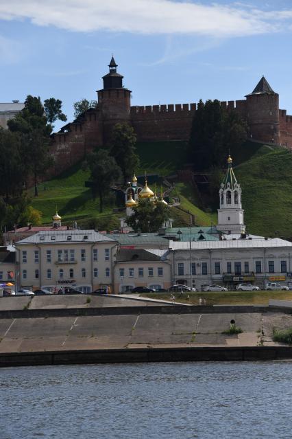 Нижний Новгород. Вид на  церковь Рождества Иоанна Предтечи и Нижегородский кремль (на втором плане).