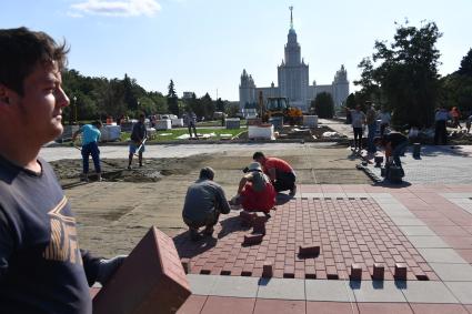 Москва. Благоустройство Университетской площади на Воробьевых горах.