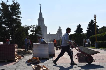 Москва. Благоустройство Университетской площади на Воробьевых горах.