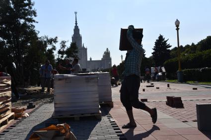 Москва. Благоустройство Университетской площади на Воробьевых горах.