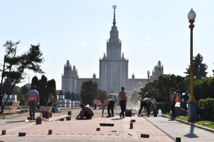 Москва. Благоустройство Университетской площади на Воробьевых горах.