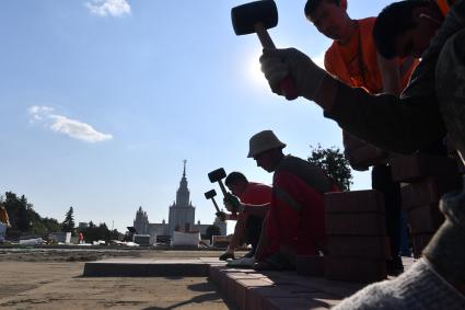 Москва. Благоустройство Университетской площади на Воробьевых горах.