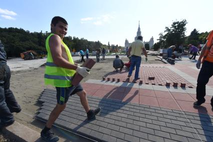 Москва. Благоустройство Университетской площади на Воробьевых горах.