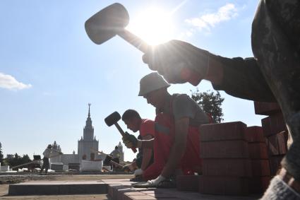 Москва. Благоустройство Университетской площади на Воробьевых горах.