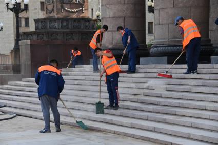 Москва. Благоустройство территории возле здания МГУ имени М.В. Ломоносова на Воробьевых горах.