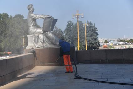 Москва. Благоустройство территории возле здания МГУ имени М.В. Ломоносова на Воробьевых горах.