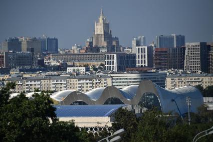 Москва. Вид на здание МИД со смотрвоой площадке на Воробьевых горах.