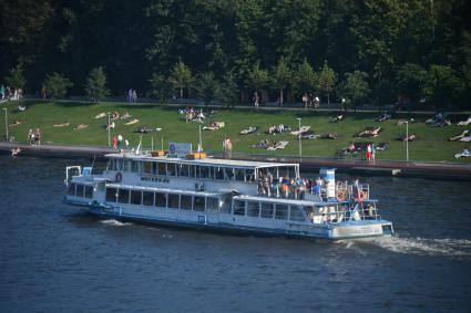 Москва. Отдых горожан на Андреевской набережной.