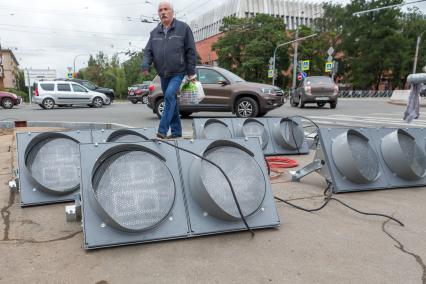 Санкт-Петербург. Замена светофоров на одной из улиц города.