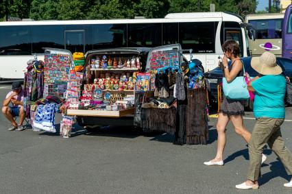 Санкт-Петербург.  Торговля сувенирной продукцией с автомобиля на Исаакиевской площади.