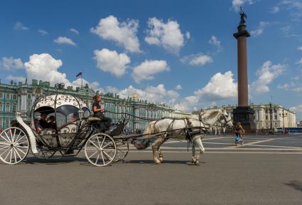 Санкт-Петербург.   Катание туристов в карете  на Дворцовой площади.