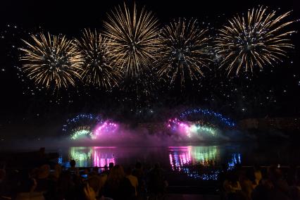 Москва. Международный фестиваль фейерверков `Ростех` в Братеевском каскадном парке.