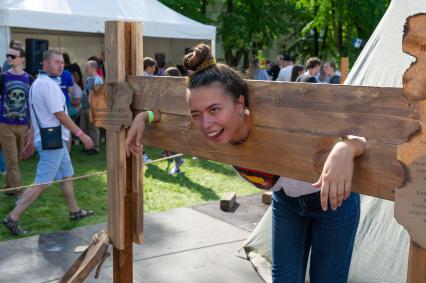 Санкт-Петербург. Посетительница Международного open-air науки и технологий Geek Picnic 2018 в ЦПКиО им. С.М. Кирова на Елагином острове.